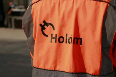 Şcoala Tehnică Holcim, un model de succes în învăţământul tehnic: Elevi din Bihor, dar şi din alte zone ale ţării, învaţă secretele industriei cimentului direct în fabrică (FOTO)