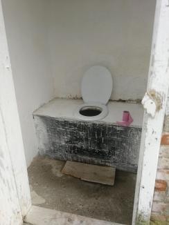 Jos pălăria! Actorul Sebi Lupu a doborât orice record în colecta de fonduri pentru construirea de toalete la şcolile din sate (FOTO)