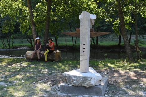 „Eu cânt că mi-i lumea dragă...”. Subcarpați, land-art și sculpturi, într-o primă ediție reușită a SculptFest, care a dus orășenii la Căbești (FOTO/VIDEO)