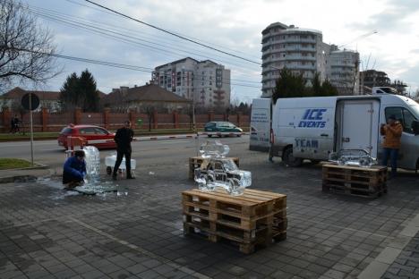 Inedit în Oradea: Maşini sculptate în blocuri de gheaţă (FOTO)