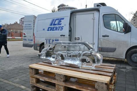 Inedit în Oradea: Maşini sculptate în blocuri de gheaţă (FOTO)