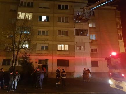 'Sunt sechestrată!' O tânără a ameninţat că se aruncă de la etajul trei al unui bloc din Oradea (FOTO / VIDEO)