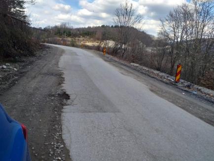 Noi dificultăţi în traficul pe DN76: Încep lucrările de asfaltare între Oradea şi Dealul Bitiilor, lângă Beiuş, pentru creşterea capacităţii portante a şoselei