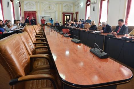 Războiul continuă: PNL-iştii au boicotat şedinţa ordinară a Consiliului Judeţean. Mang: 'Deja suntem penibili' (FOTO)