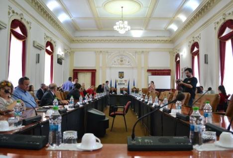 Criză la Consiliul Judeţean: Şedinţa de marţi a fost anulată după ce aleşii PNL au boicotat-o. Mang: Ne dorim alegeri anticipate (FOTO/VIDEO)