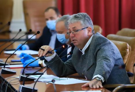 Cu mască la vot: Consiliul Judeţean şi-a rectificat bugetul pentru a da bani Crucii Roşii Bihor, să cumpere materiale de protecţie pentru medicii de familie (FOTO / VIDEO)