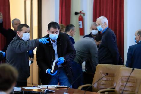 Cu mască la vot: Consiliul Judeţean şi-a rectificat bugetul pentru a da bani Crucii Roşii Bihor, să cumpere materiale de protecţie pentru medicii de familie (FOTO / VIDEO)