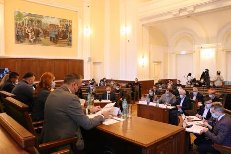 Consiliul Local Oradea, reunit pentru prima dată în sala mare a Primăriei după reabilitare. Vezi cum arată! (FOTO / VIDEO)