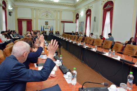 Patimi la Consiliul Judeţean. Şedinţa extraordinară de marţi a fost un eşec, după ce liberalii nici măcar n-au intrat în sală (FOTO)