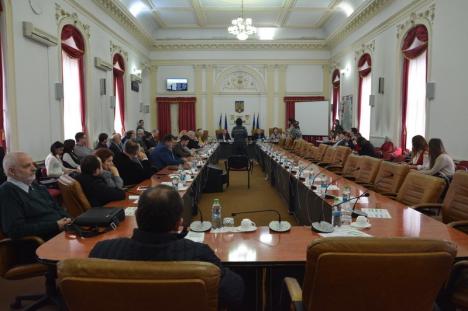 Boicot liberal: Şedinţa lunii februarie la Consiliul Judeţean Bihor a eşuat după ce consilierii PNL nu şi-au făcut apariţia (FOTO/VIDEO)