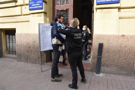 Cu măștile pe față: Consilierii locali din Oradea s-au întâlnit în pripă, pe repede-nainte, de teama coronavirusului (FOTO)