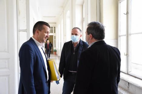 Cu măștile pe față: Consilierii locali din Oradea s-au întâlnit în pripă, pe repede-nainte, de teama coronavirusului (FOTO)