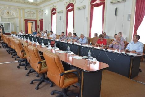 Şedinţa Consiliului Judeţean nu s-a putut ţine pentru că PNL-iştii şi un PSD-ist au lipsit. Pásztor avertizează că judeţul ar putea rata fonduri europene (FOTO)