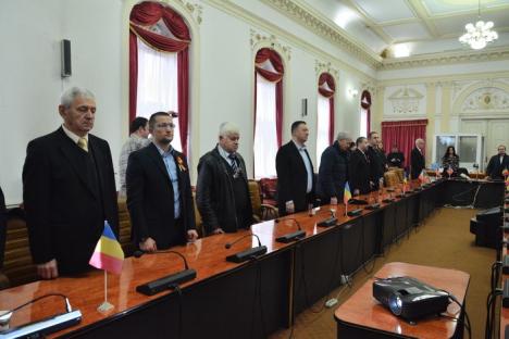 Şedinţă festivă de 1 Decembrie, la Consiliul Judeţean Bihor. 'Aurel Lazăr' le-a spus aleşilor: 'Aveţi grijă de ţară!' (FOTO)
