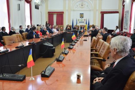 Şedinţă festivă de 1 Decembrie, la Consiliul Judeţean Bihor. 'Aurel Lazăr' le-a spus aleşilor: 'Aveţi grijă de ţară!' (FOTO)