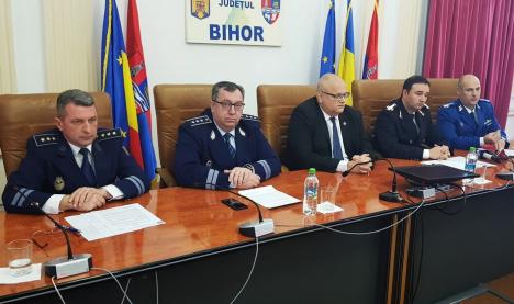 Şedinţă la Prefectura Bihor: Şefii Poliţiei, ai Poliţiei de Frontieră, Jandarmeriei şi ISU dau sfaturi de sărbători