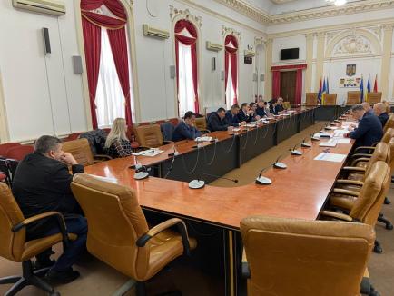 Înainte să împartă banii pentru primării, Consiliul Județean a discutat cu edilii bihoreni criteriile după care îi va repartiza (FOTO)