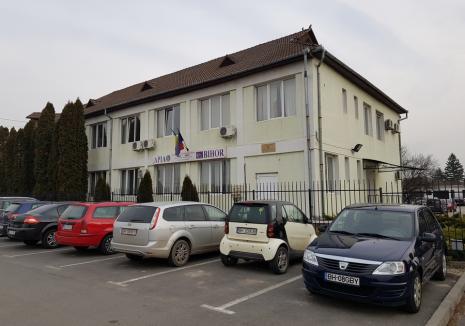 Bugetarii în concediu: Directorii de la APIA Bihor s-au retras în concedii cu mașinile de serviciu