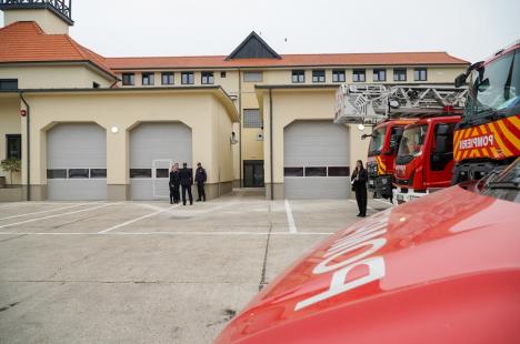 Detașamentul 2 de Pompieri Oradea a fost modernizat. Garajele au un sistem de eliminare a gazelor unic în subunitățile din Bihor (FOTO/VIDEO)