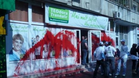 Sediul de campanie al lui Teo a fost vandalizat cu vopsea roşie