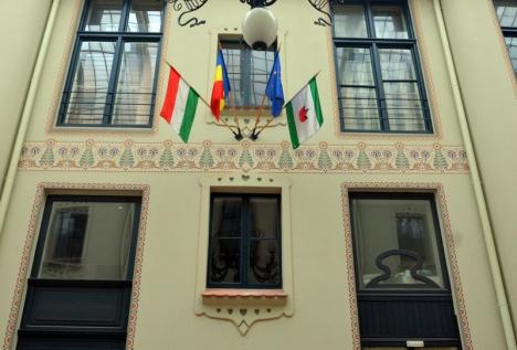Prefectul Ioan Mihaiu a cerut UDMR Bihor să explice de ce a arborat steagul Ungariei