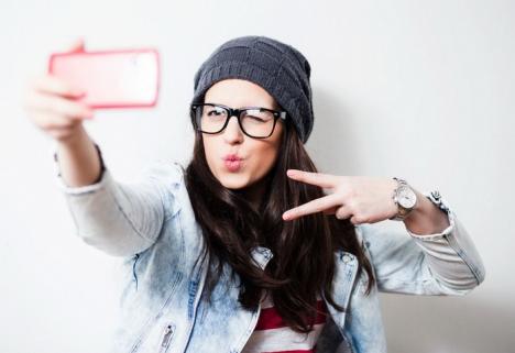 Tu ştii să-ţi faci selfie? În Oradea se vor ţine cursuri de fotografie cu telefonul mobil