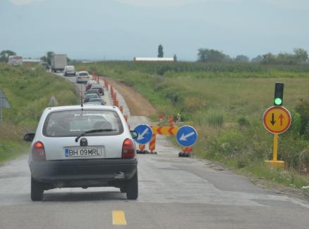 Hoţii de acumulatoare au lăsat fără baterie un semafor de dirijare a traficului rutier de pe şantierul DN 76: trei suspecţi au fost arestaţi