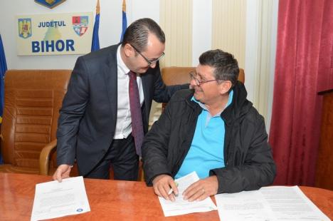 77 de edili din Bihor au semnat la Prefectură pentru 831 milioane lei destinaţi continuării unor investiţii începute de aproape 10 ani (FOTO)