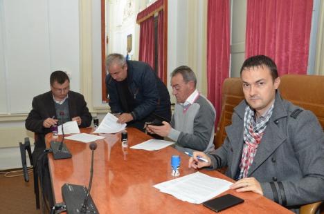 77 de edili din Bihor au semnat la Prefectură pentru 831 milioane lei destinaţi continuării unor investiţii începute de aproape 10 ani (FOTO)