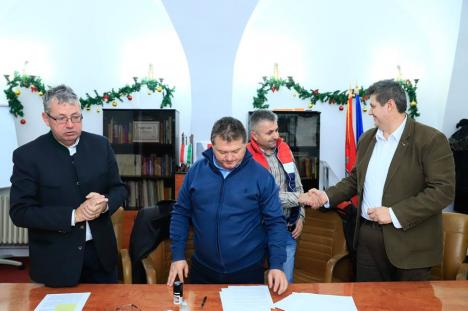 A fost semnat contractul pentru construirea primului bazin didactic de înot din Bihor, la Săcueni. Valoarea lucrărilor - 4,5 milioane de lei (FOTO)