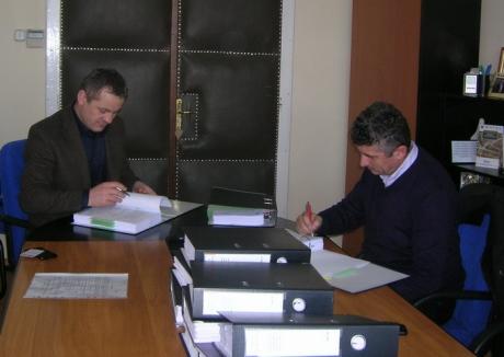 Pot începe săpăturile! Primăria a semnat cu Construcţii Bihor contractul pentru înlocuirea a 17,5 kilometri de magistrală