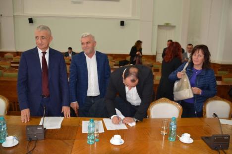 Premieră în Oradea. Jumătate dintre consilierii locali şi-au donat indemnizaţia pentru tinerii cu sindrom Down (FOTO)
