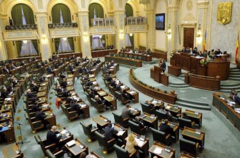Şedinţă cu scandal: Senatorii au adoptat modificările la Codul Penal. UDMR s-a abţinut, dar a asigurat cvorumul (VIDEO)