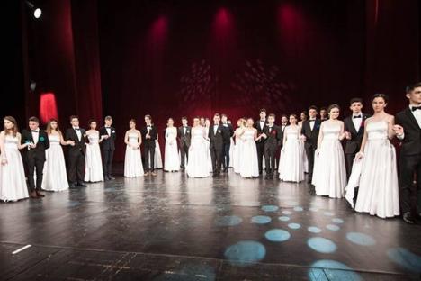 Serată în stil vienez: Bobocii de la Don Orione pun în scenă un spectacol de teatru, dans, muzică şi modă