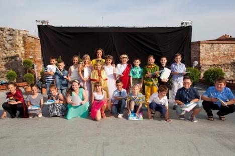 În locul unei serbări clasice, micuţii de la 'Nicolae Bălcescu' au întâmpinat vacanţa cu un spectacol de teatru (FOTO)