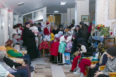 'E vremea colindelor'. Micuţii de la Grădiniţa Allegria au împărţit cadouri vârstnicilor de la căminul din Velenţa (FOTO)
