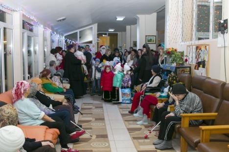 'E vremea colindelor'. Micuţii de la Grădiniţa Allegria au împărţit cadouri vârstnicilor de la căminul din Velenţa (FOTO)