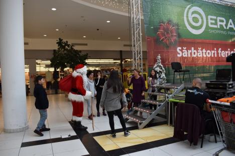 Efort răsplătit: Chemat de UNIQA Asigurări, Moş Crăciun a împărţit cadouri la serbarea copiilor din centrele de plasament din Bihor (FOTO / VIDEO)