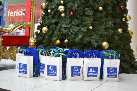Efort răsplătit: Chemat de UNIQA Asigurări, Moş Crăciun a împărţit cadouri la serbarea copiilor din centrele de plasament din Bihor (FOTO / VIDEO)