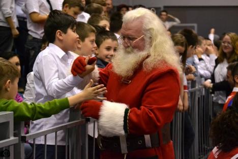 Serbare de Crăciun: Baschetbaliştii orădeni l-au ajutat pe Moşul să împartă cadouri copiilor de la Academia CSM Oradea (FOTO)