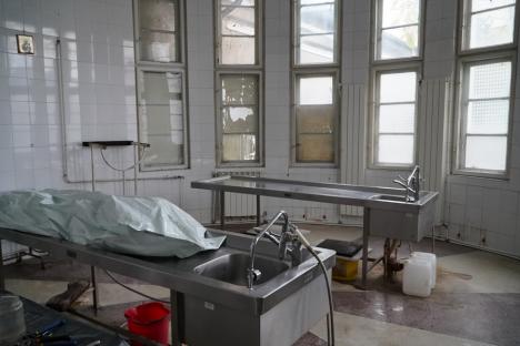 Disecţia unui dezastru: Serviciul de Medicină Legală din Oradea își desfășoară activitatea în condiții oripilante (FOTO/VIDEO)
