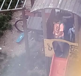 Se întâmplă în Oradea: Un adolescent, fotografiat în timp ce urinează într-un loc de joacă pentru copii