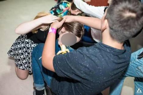 Balul Bobocilor 2017: Elevii mimează sexul oral în faţa profesorilor şi a părinţilor! (FOTO)