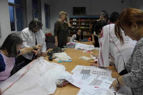 Noi şezători: Au început atelierele de cusut ie, la Biblioteca Judeţeană (FOTO)