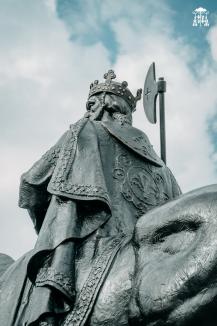 În discreție totală! Statuia Sfântului Ladislau a fost expusă în Cetate fără vreo ceremonie publică. Primarul Birta și episcopul Böcskei au depus coroane de flori (FOTO)