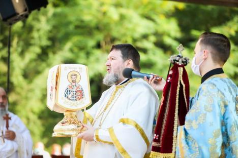 Vizita Patriarhului Daniel a adunat mii de credincioşi la Izbuc. Oamenii au uitat de regulile de distanţare (FOTO / VIDEO)