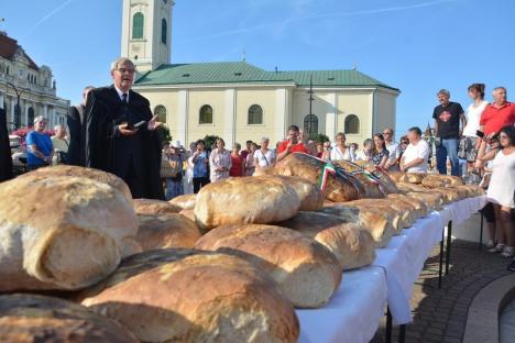 Preoţii maghiari au binecuvântat pâinile făcute din grâul proaspăt recoltat (FOTO)