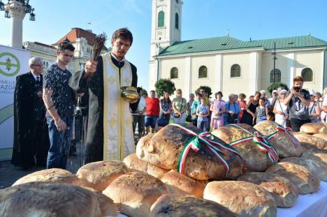 Preoţii maghiari au binecuvântat pâinile făcute din grâul proaspăt recoltat (FOTO)
