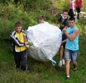 Voluntarii "Let's Do It" se adună sâmbătă dimineaţa, în parcarea Lotus Center