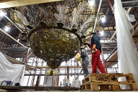 IMAGINI RARE: Uriașul candelabru din sala mare a Primăriei Oradea a fost coborât pentru a fi îmbrăcat în aur